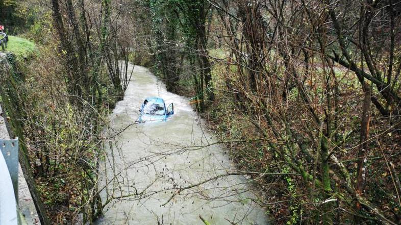 Vozilo odnesel hudournik