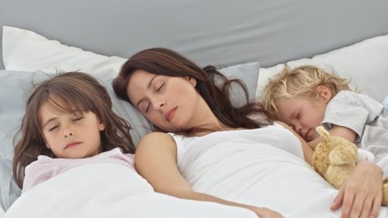 mati otroka deček deklica spanje