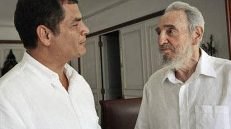 Ekvadorski predsednik Rafael Correa (levo) med pogovorom s prenovljenim Castrom.