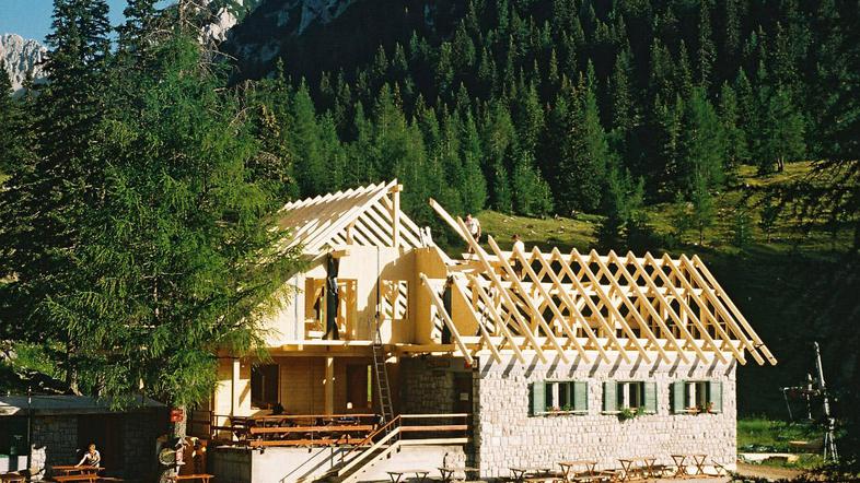 Prejšnja koča je pogorela pred 11 leti, nova, ki naj bi bila odprta do konca let