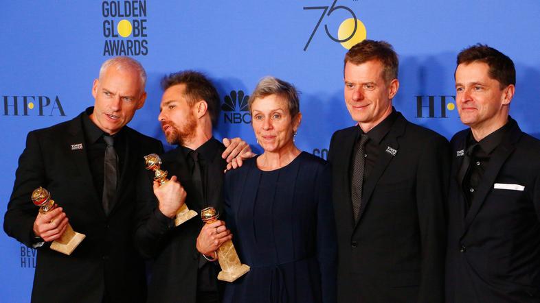 Trije plakati pred mestom