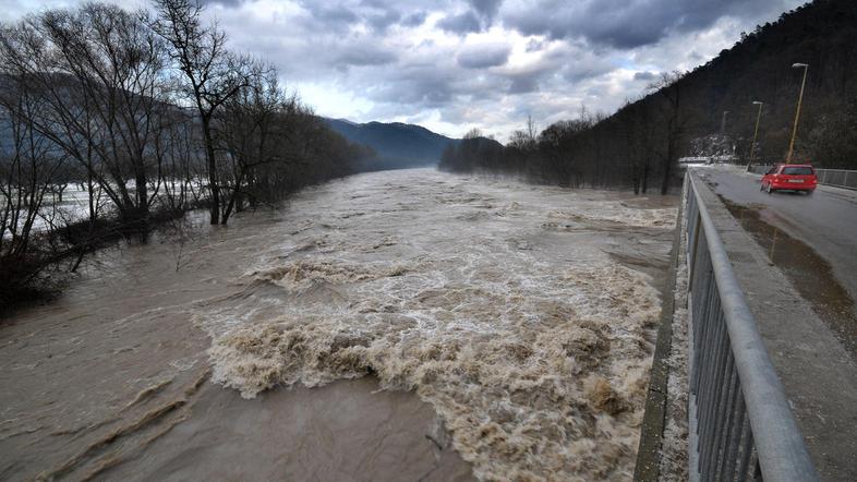 Zaradi odjuge in večje količine padavin lahko v sredo in četrtek pride do manjši