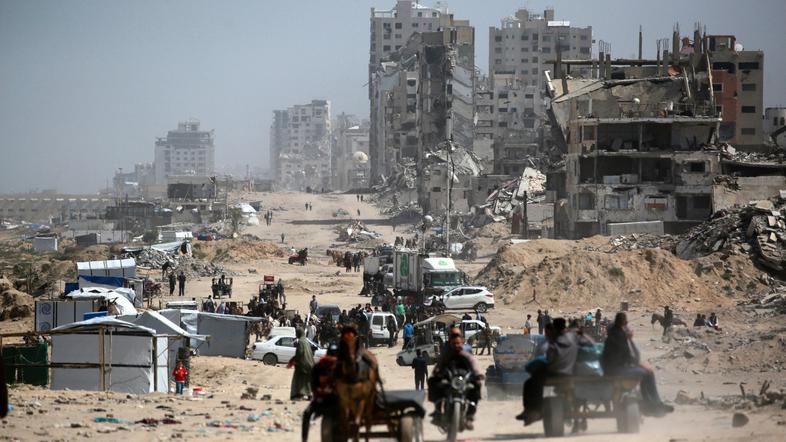 ljudje na cesti, ki povezuje severni in južni del palestinskega ozemlja