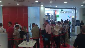 Vrsta pred pričetkom prodaje Samsunga Galaxy S III pri Mobitelu