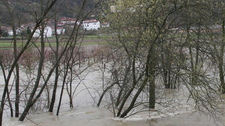 Reka Vipava bo popoldne in v noči na sredo poplavljala. (Foto: Arhiv Žurnala24)