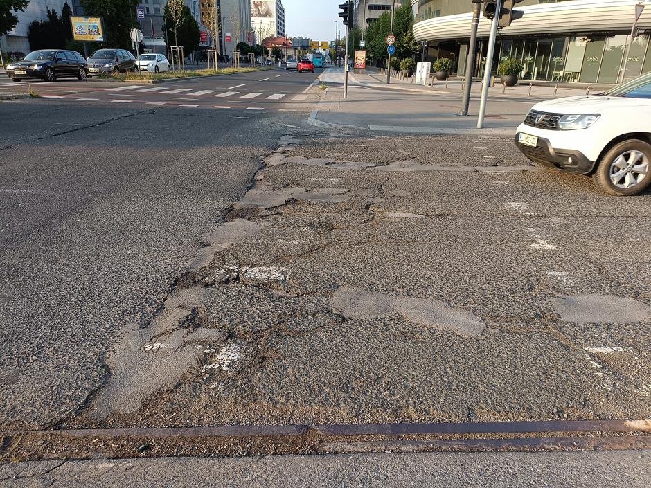 Dunajska cesta udarne jame uničeno cestišče | Avtor: 