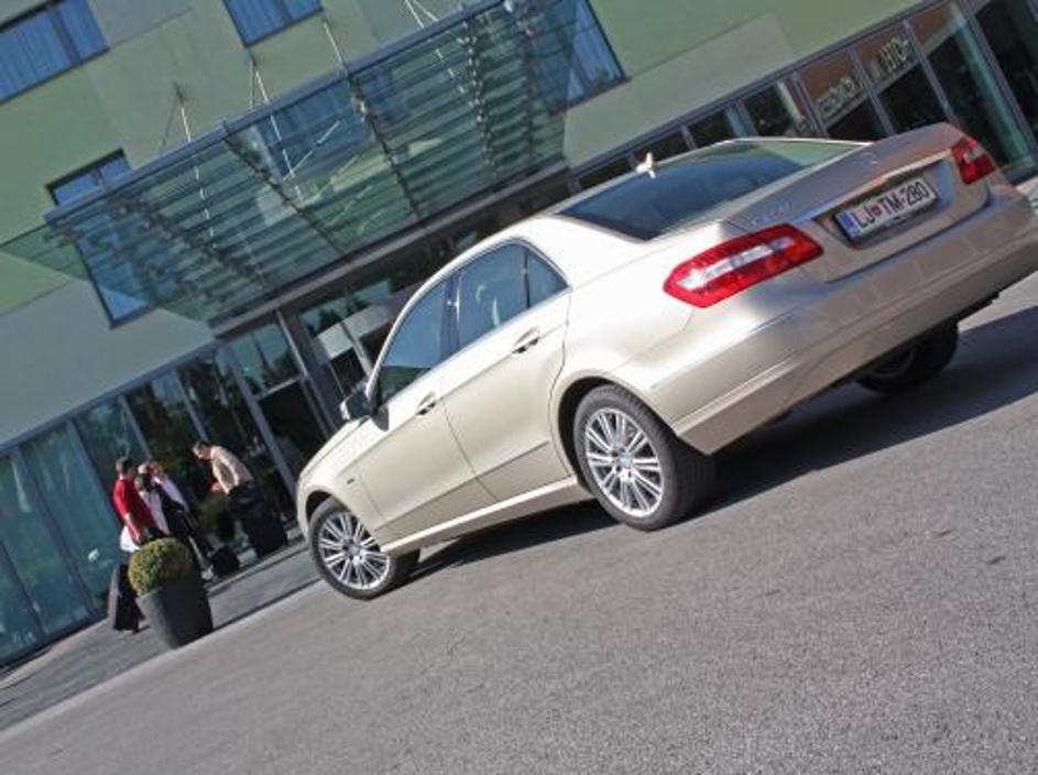 Novi E je tako kot predhodnik poslovna limuzina umirjenega značaja, ki apelira t
