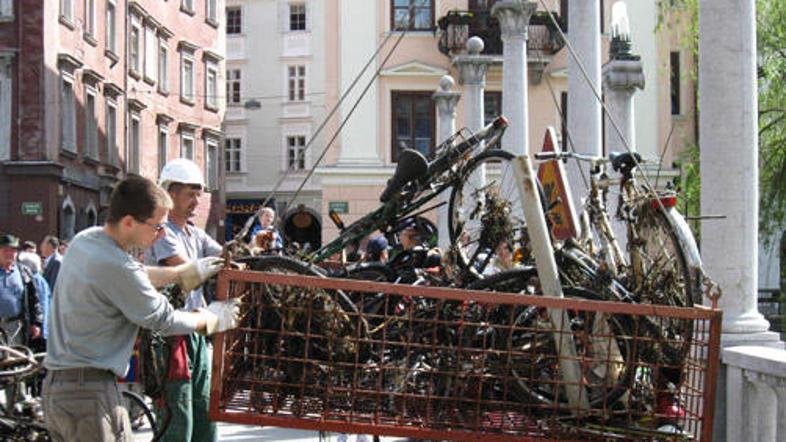 Potapljači so našli kolesa, prometne znake, hladilnike ...