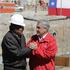 Čilski in bolivski predsednik se objemata po novinarski konferenci.
