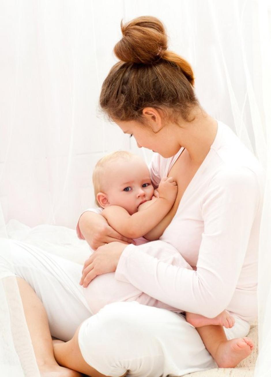 dojenje mati otrok dojenček | Avtor: Shutterstock