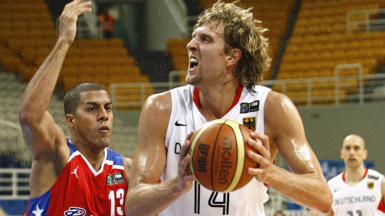 <sport>20.07.08...Germany's Dirk Nowitzki (R) tries to score against Puert