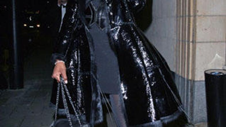 Z Naomi ni dobro češenj zobat.