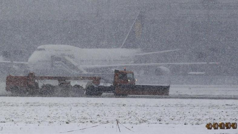 Na letališču v Frankfurtu je več kot 40 cm snega. Na treh največjih letališčih v