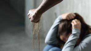 nasilje moški ženska pretep lasanje