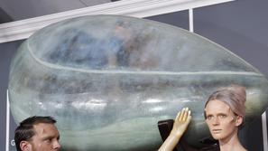 Šestkratno nominiranko Lady Gaga so na podelitev prinesli v posebni kapsuli.