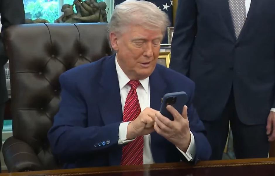 Donald Trump in telefon | Avtor: Youtube