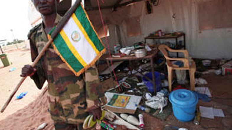 Vojak pred uničeno hišo v Haskaniti.