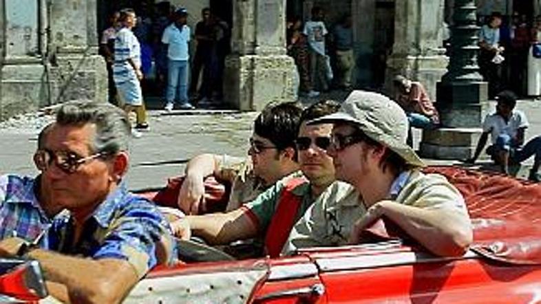 Manici so leta 2001 kot prvi znan zahodnjaški bend igrali na Kubi in se srečali 