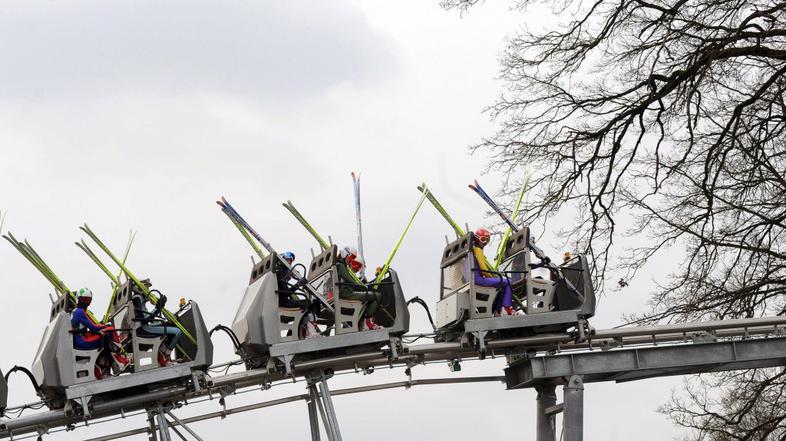 smučarji skakalci smuči vlečnica