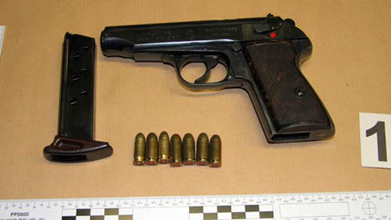 Moška sta varnostnika napadla z orožjem, ga oropala in zbežala.