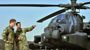 Princ Harry v pogovoru z nadrejenim v bazi v Afganistanu.