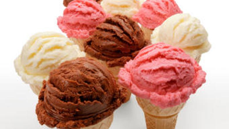 Za večerjo se lahko posladkate s sladoledom.