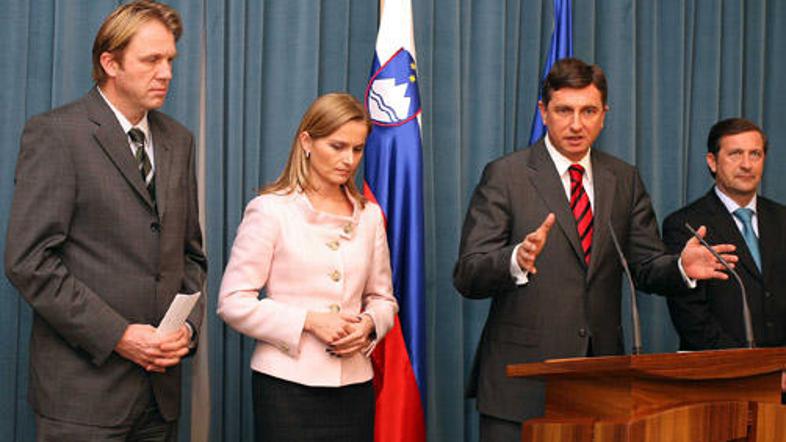 Uradne izjave po vrhu predsedniki koalicijskih strank niso podali.