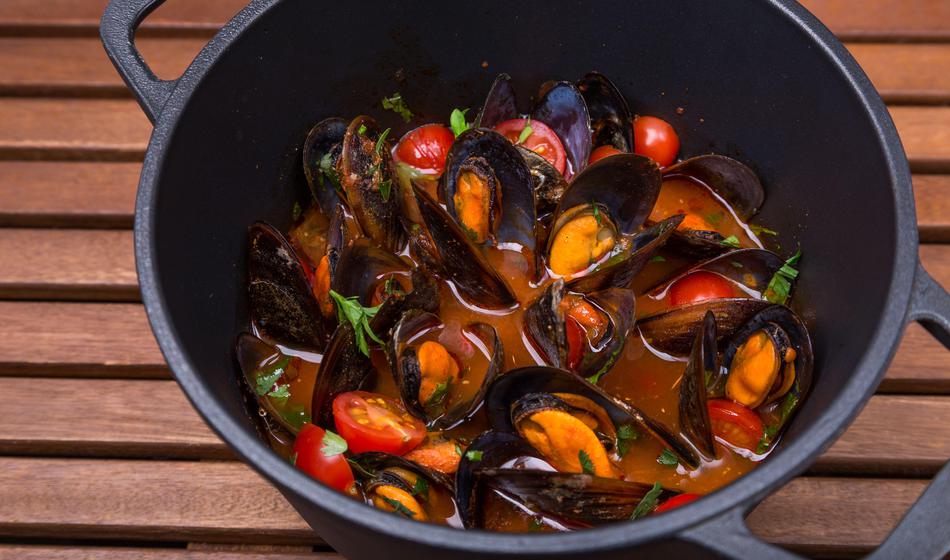 Zasegli 50 kilogramov, 60 ljudi v bolnišnici: preiskava zaradi nevarnih živil