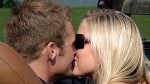 Za večino Britancev je bil prvi avto pomembnejši kot prvo dekle.