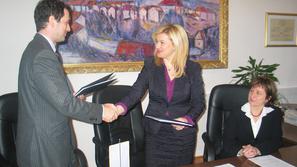 Marko Vovk, direktor podjetja Kogast Sistemi, ki bo kuhinjo dobavilo, županja Re