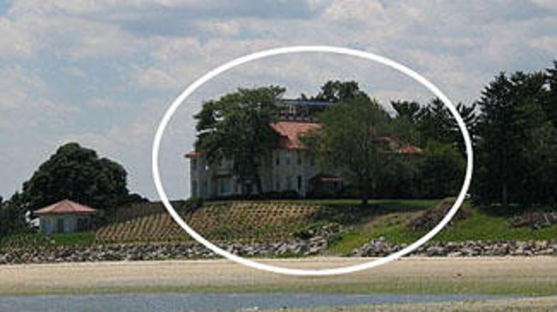 Brad živi v glavni hiši, Angelina pa v stranski na levi.