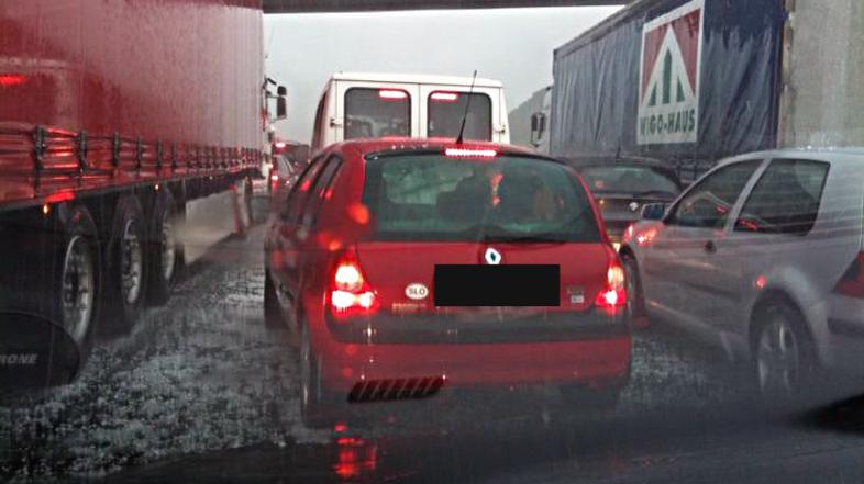 Vozniki osebnih in motornih vozil so se zaradi močnega naliva ustavljali pod avt