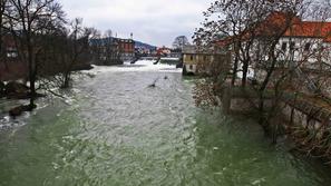 Ljubljana 18.12.2012 reka Ljubljanica pri zapornicah v Fuzinah, zapornice, preto