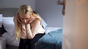 ženska, razmišljanje, razočaranje