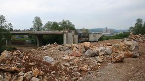 Dela na viaduktu, ki se bo navezal na nekdanjo hitro cesto, stojijo, zato ni pre