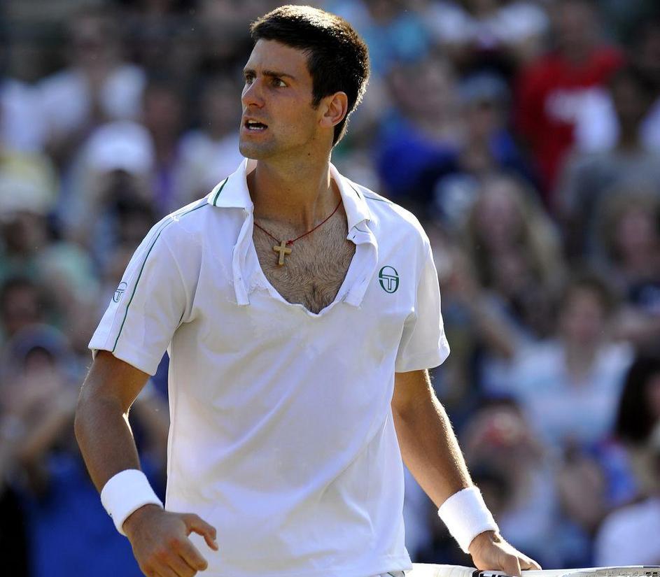 Novak Djoković s strgano majico. (Foto: EPA)