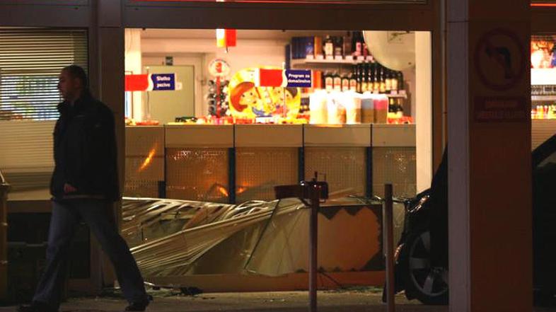 Udeleženci obračuna so se z avtomobilom znamke BMW z veliko hitrostjo zaleteli v