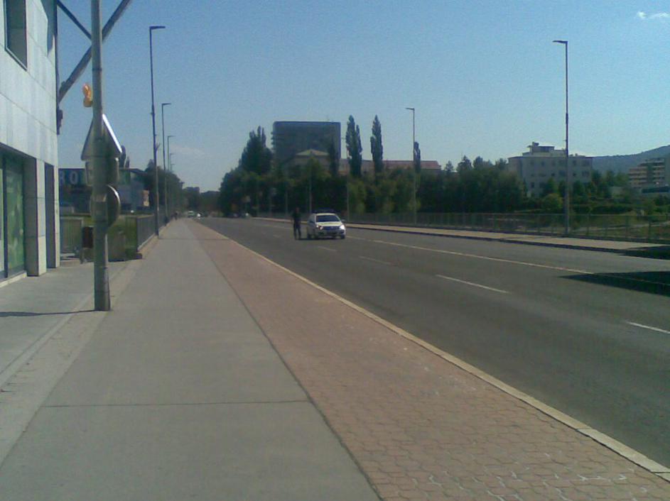 Policijski avto sredi Maribora