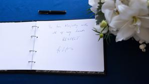 Robert Golob, žalna knjiga, Elizabeta II.