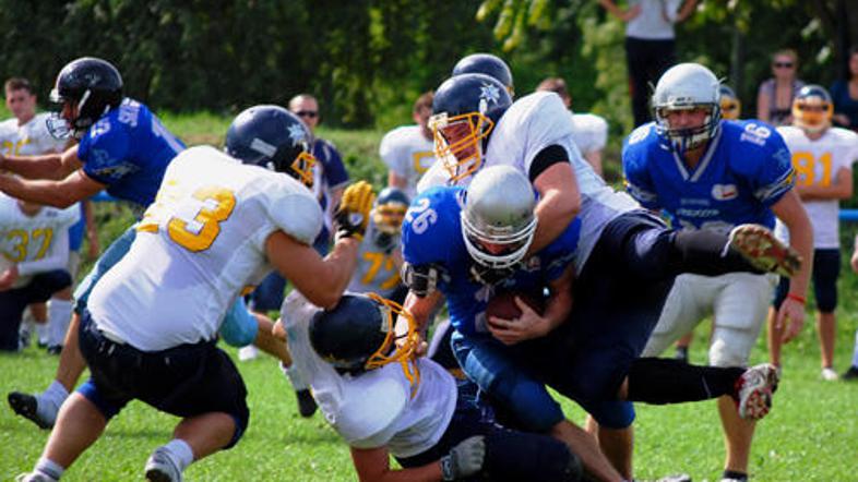 Ameriški nogomet je trd in kontakten šport. Strahu Silverhawksi ne poznajo.