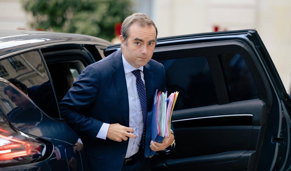 Francoski predsednik Macron imenoval novo vlado premierja Lecornuja