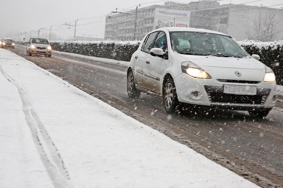 Slovenija 24.01.2014 sneg, zima, zasnezeni plocniki, promet, avto; foto:Sasa Des | Avtor: Saša Despot