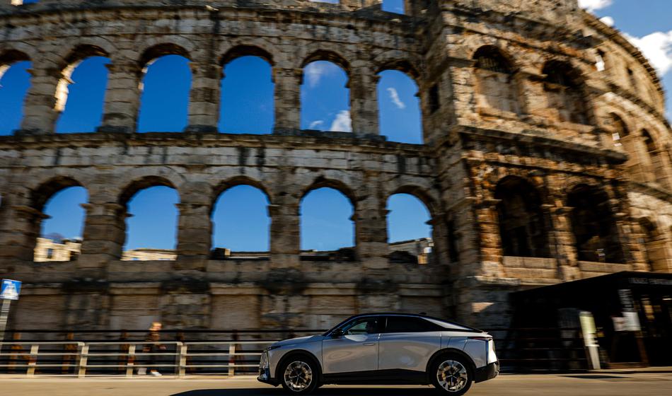 Preskusili smo francosko predsedniško limuzino