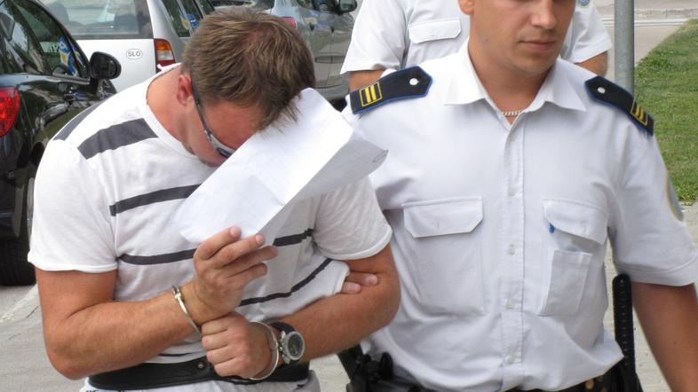 Četverico glavnih osumljencev so dopoldne pripeljali k preiskovalnemu sodniku, d