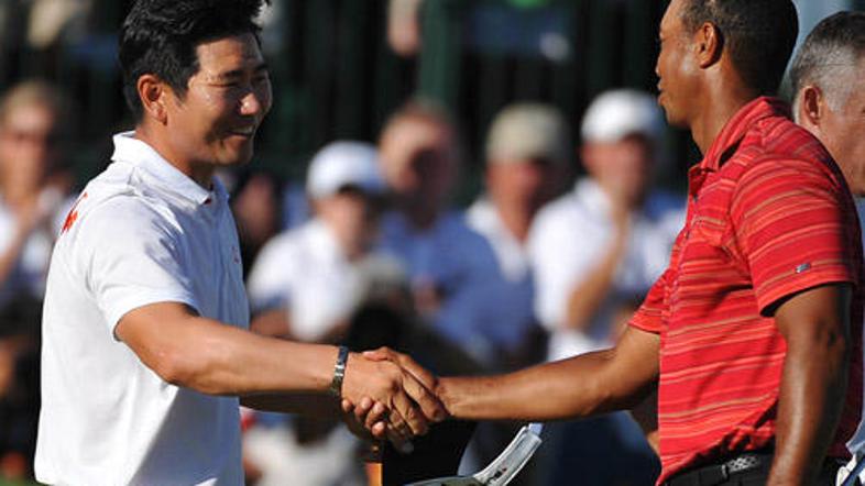 Tiger Woods je moral seči v roko Yong Eun Yangu in pošteno priznati poraz.