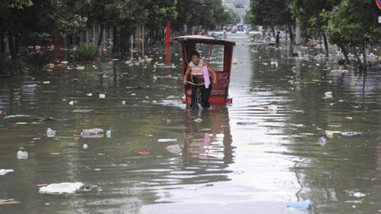 Tajfun je na Kitajsko prinesel poplave.
