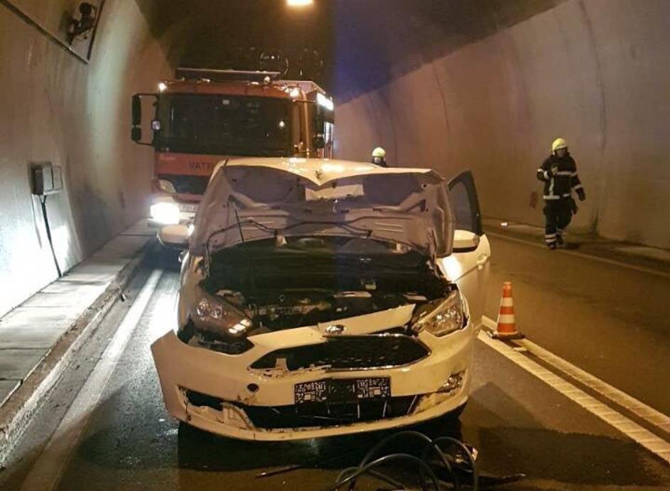 Prometna nesreča v predoru Učka, na vozišče je padel del ventilacijskega sistema