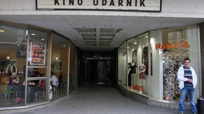 V kinu naj bi se že septembra vrteli nekomercialni filmi. Ustanovitelji računajo