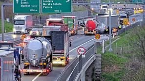 prometna nesreča med Zrkovsko in Dragučovo proti Šentilju nalet tovornjakov