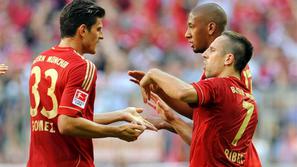 Mario Gomez Franck Ribery in Jerome Boateng proslavljajo gol Bayerna proti Freib